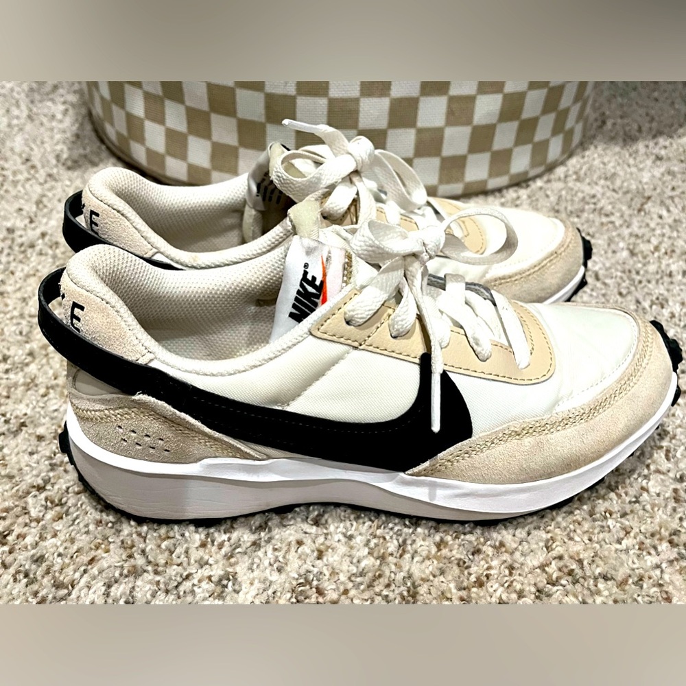 BARELY worn Nike Waffle Debut running shoe- women’s size 6